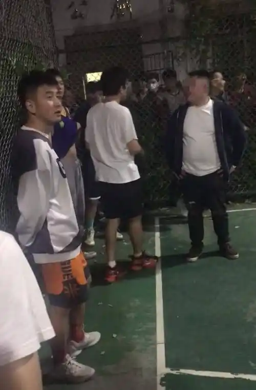 邓超回南昌老家打篮球,粉丝追着拍照,邓超匆忙戴口罩"逃"跑_篮球场