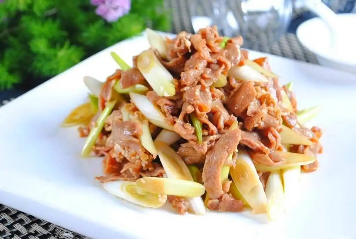 葱爆羊肉片,鲜嫩入味,葱香十足,看着馋,吃着香