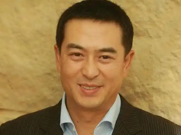 张嘉译是中国著名男演员,以其精湛的演技和多才多艺的表演风格而广受