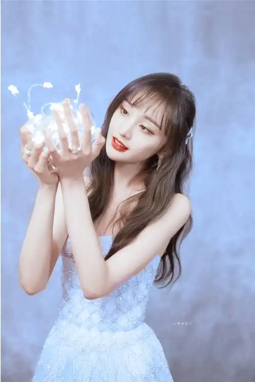 郑爽一席蓝色裙装 好似仙女下凡