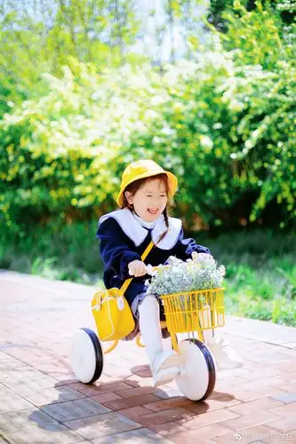 哈,一个小可爱小朋友们大朋友们六一快乐!__财经头条