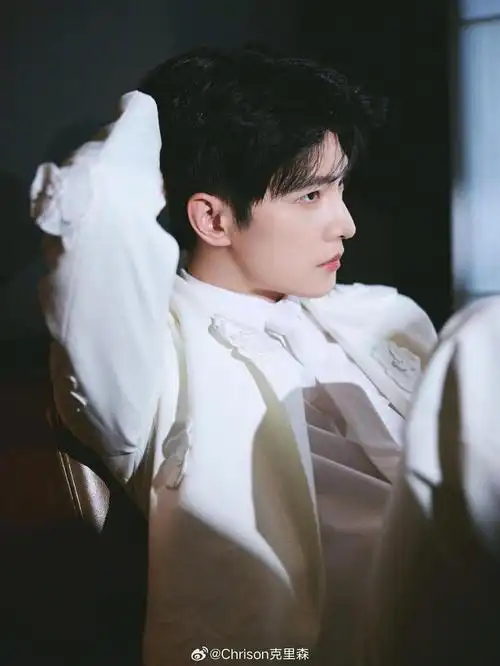 杨洋xloreal┊今日活动造型图集释出上身valentino立体印花白西装