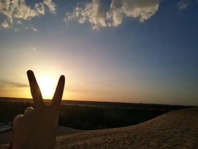 手指比耶70落日,沙漠,营帐99