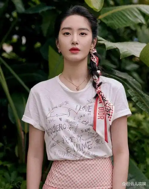 杨采钰:撬走刘亦菲身后的男人,认爱大30岁金主,她究竟想要什么