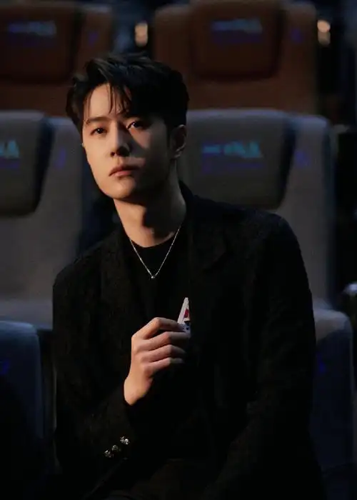 王一博背带裤抽烟照##王一博背带裤造型