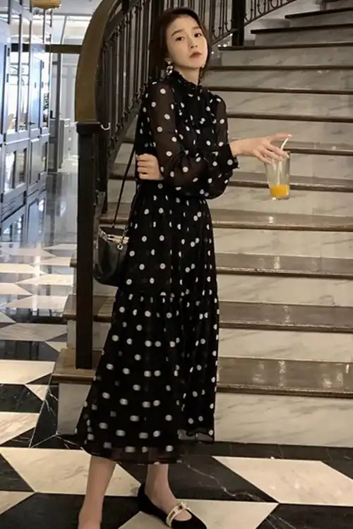 > 黑色长裙连衣裙