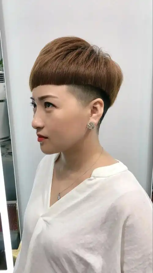 搓边短发是一种相当利落的短发,一看就很清爽,很飒很酷很有个性.