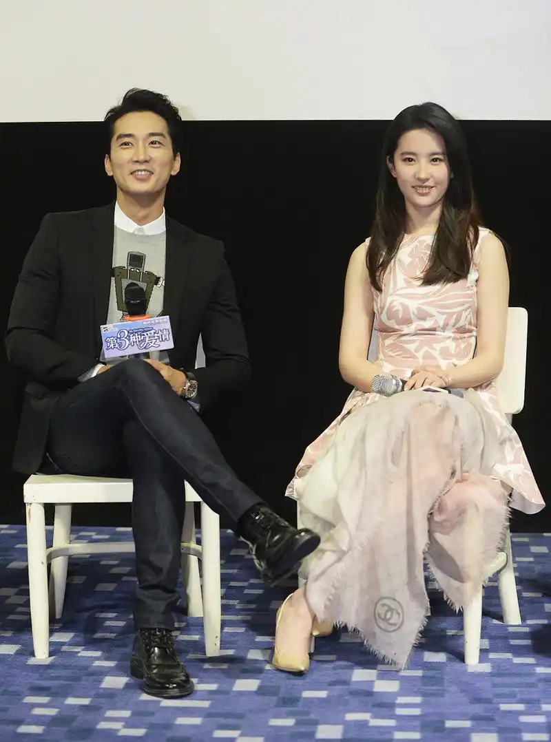 曝刘亦菲宋承宪私下约会超甜蜜# #刘亦菲# 刘亦菲和宋承宪此前一直被