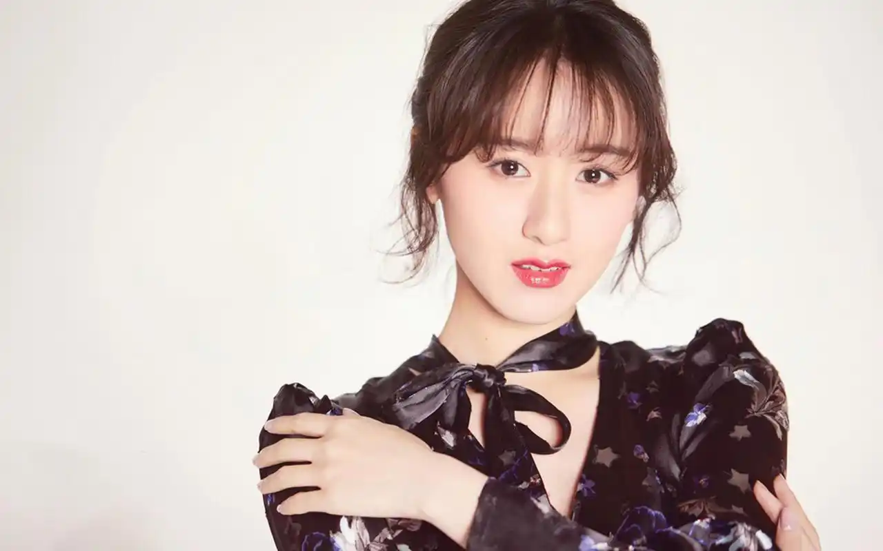 袁冰妍清新灵动时尚写真图片桌面壁纸