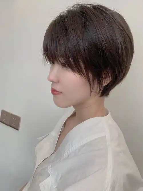 觉得这样看上去会有瘦脸的作用,其实选对适合自己的短发,要比长发瘦脸