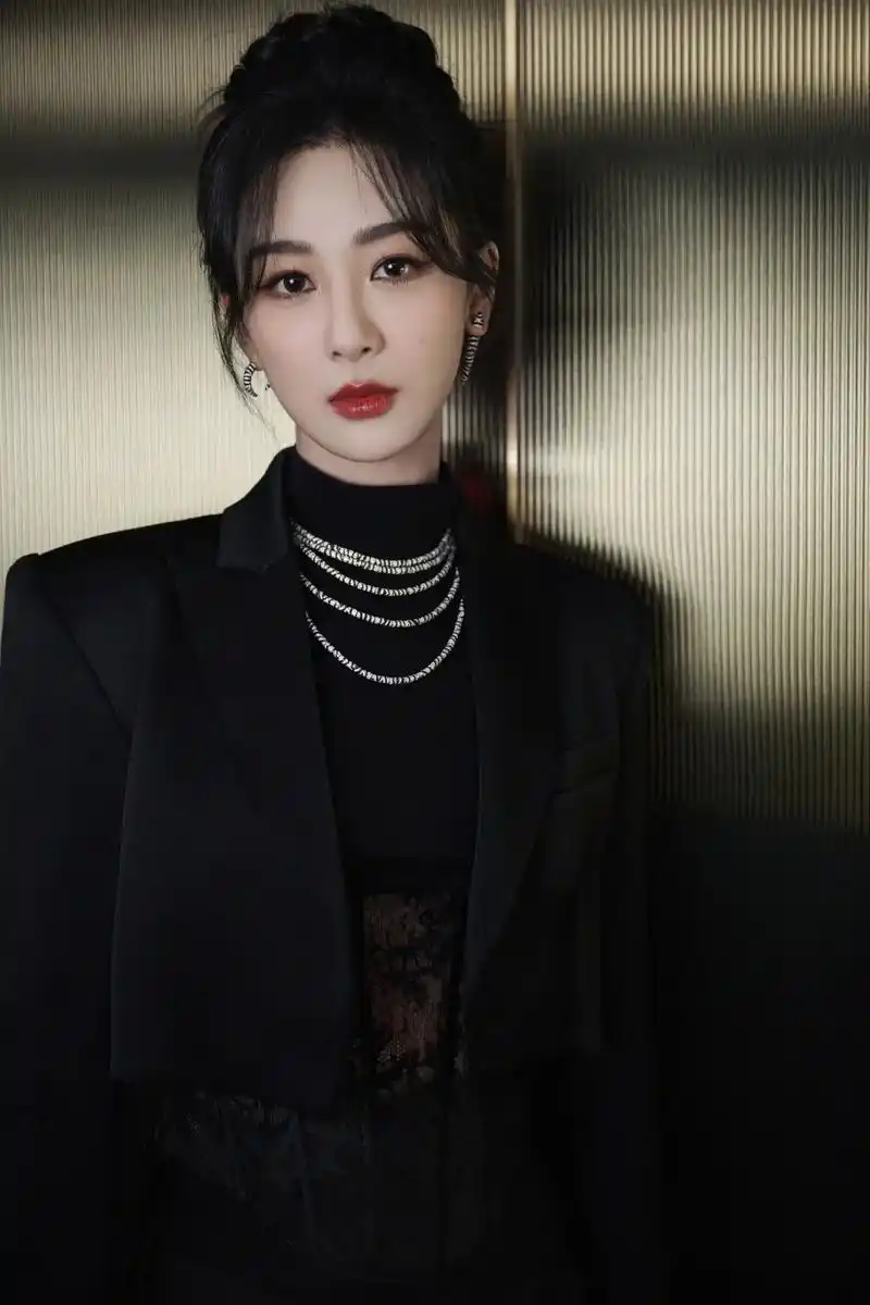 杨紫 #腾讯视频星光大赏 极简中释放率性姿态,在静谧中保持 - 抖音