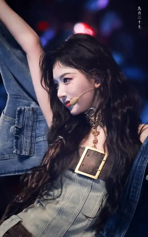 孔雪儿舞台上的红玫瑰