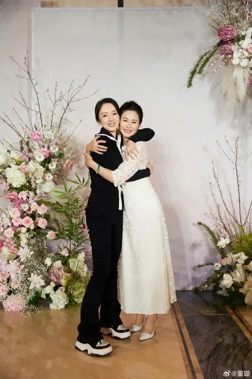 董璇连续13年晒照为关悦庆生,甜蜜拥吻力证姐妹情深_腾讯新闻