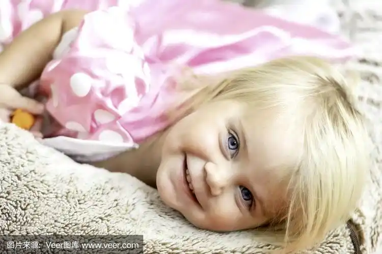 看着镜头的白人小孩