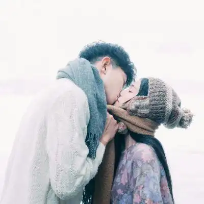 接吻照片情侣头像_第1页