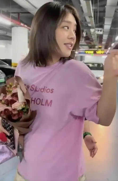 马思纯复胖面色红润,肚子隆起被疑怀二胎,本人回应太有梗了