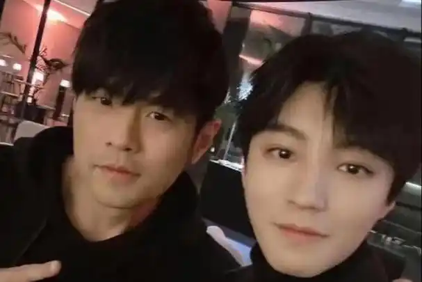 年轻帅气的他竟然能与周杰伦同台合唱?