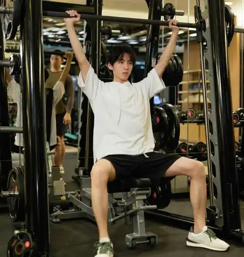王俊凯晒健身照男友力爆棚,王源曾做高难度锻炼动作,易烊千玺最令人