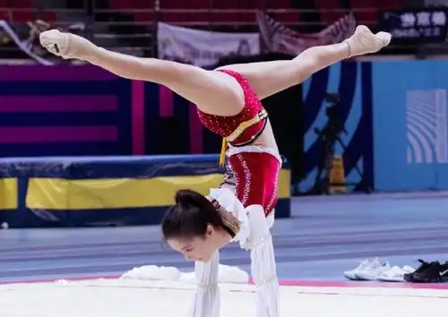 金晨重操旧业,长腿笔直没一丝赘肉,长的都是听话的肉!