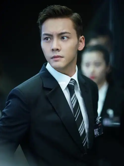 陈伟霆《风暴舞》制服造型_制服_陈伟霆_电视剧_辣椒