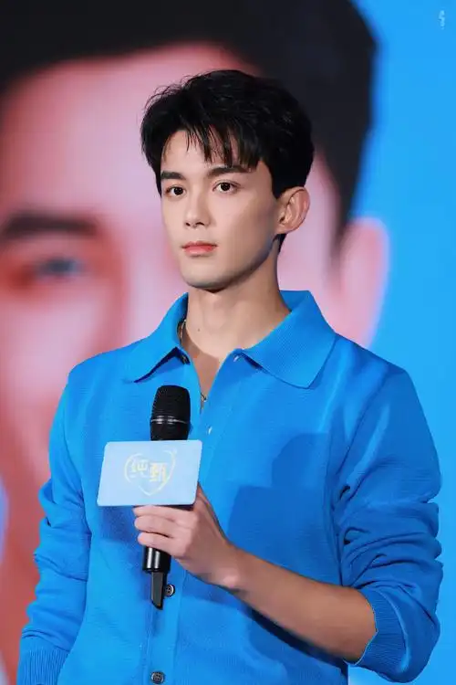 蓝朋友风穿搭##吴磊手扛泡泡车吹泡泡##吴磊一个人就是一档综艺节目