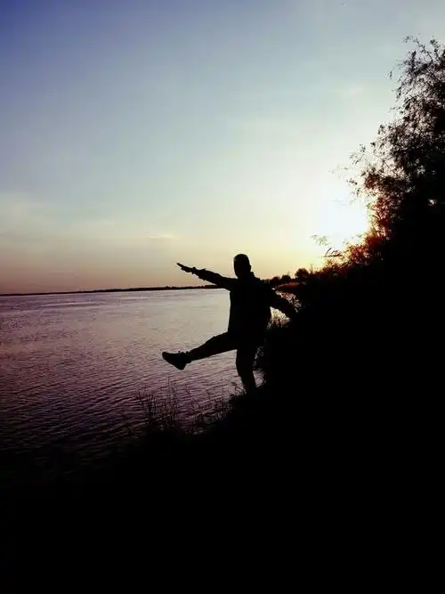 落日余晖,晚霞醉人,只余一个安静的背影.