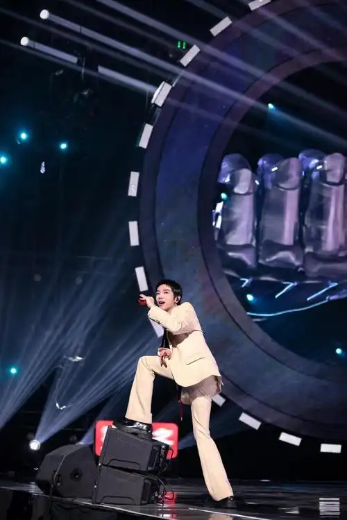 华晨宇湖南卫视跨年压轴登台,首唱两首新歌惊艳全场!