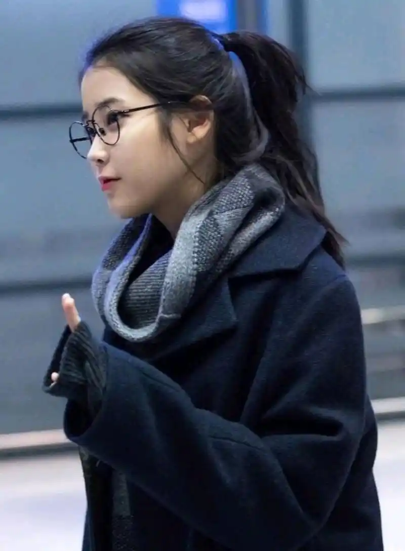 戴上眼镜的lu李知恩又辣又知性,粉丝:爱了爱了可盐可甜的李知恩