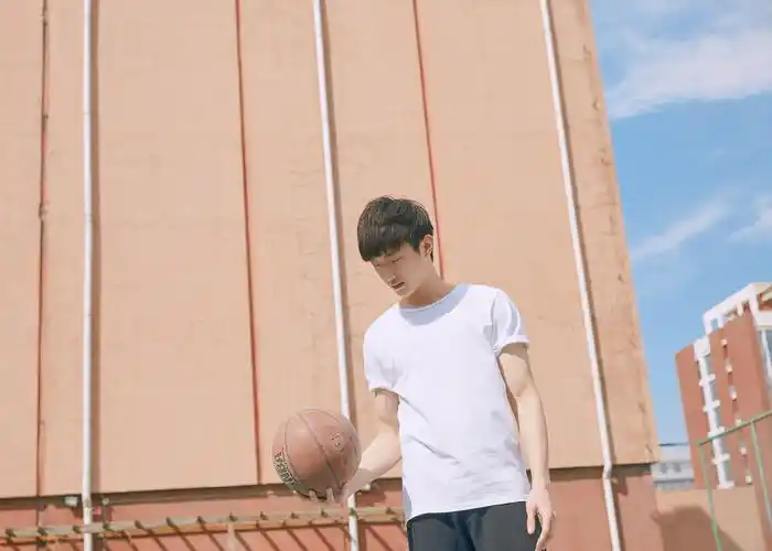 这位身高185,外形清新帅气的校草是中央音乐学院钢琴系学生,师从著名