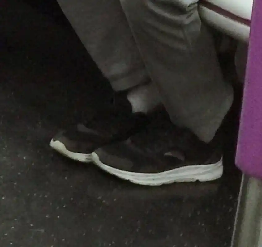 原创一家老少四人在北京地铁上脱鞋晾脚,网友:好奇特的"家风"