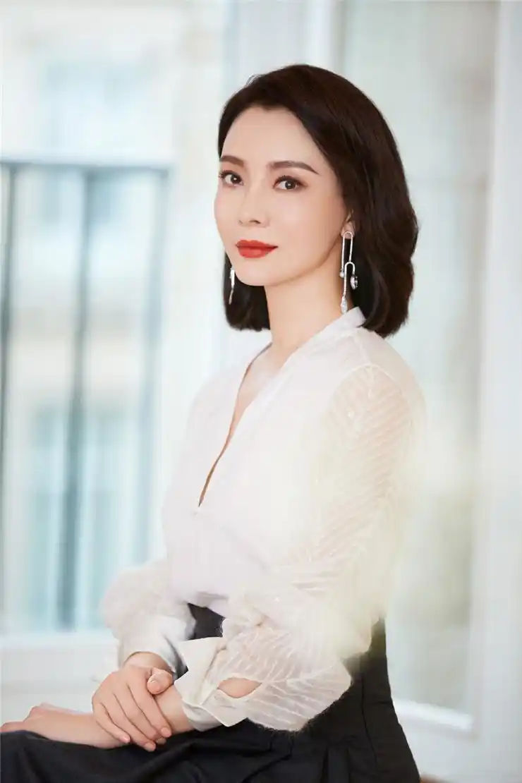 女人过了48岁尽量别留长发,烫卷发,推荐这3种发型,真洋气