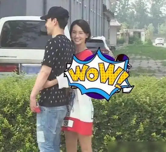 当时事业正处于上升期的邓伦屡屡被媒体拍到和金晨亲密同框的画面