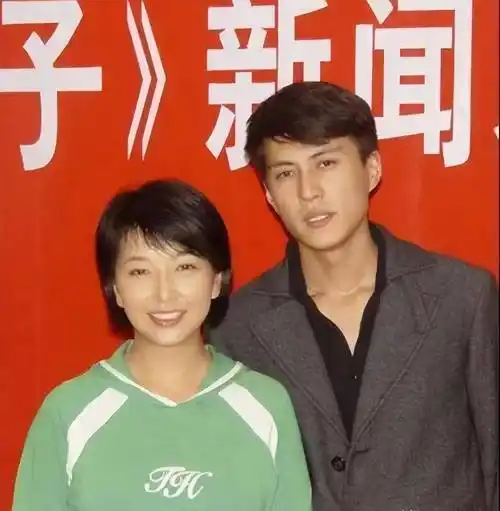 44岁靳东老婆曝光,原来是赫赫有名的她,难怪看不上江珊母女_李佳_女儿