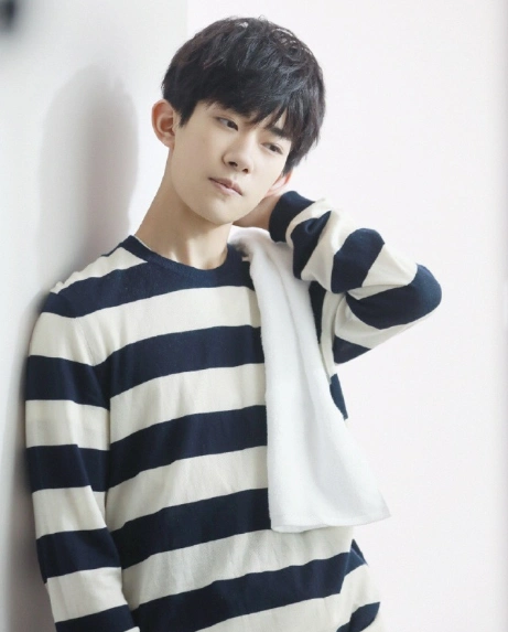 易烊千玺坐在地上看书,粉丝发现,他是文科生却在看理科书!