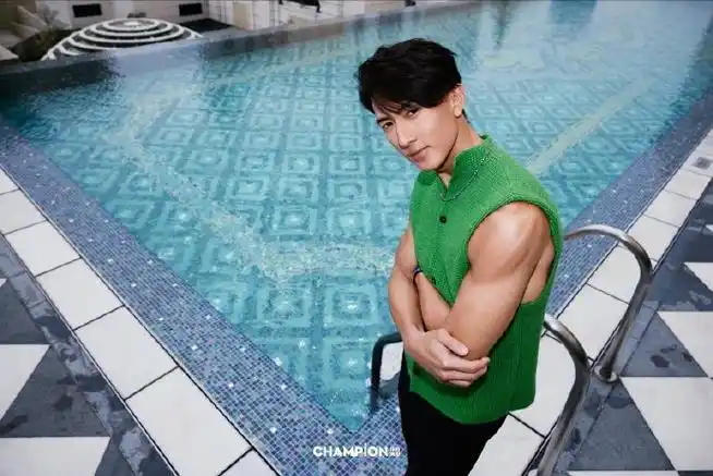 吴尊#champion二月刊封面#96白色背心大秀手臂肌肉线条,牛仔套装