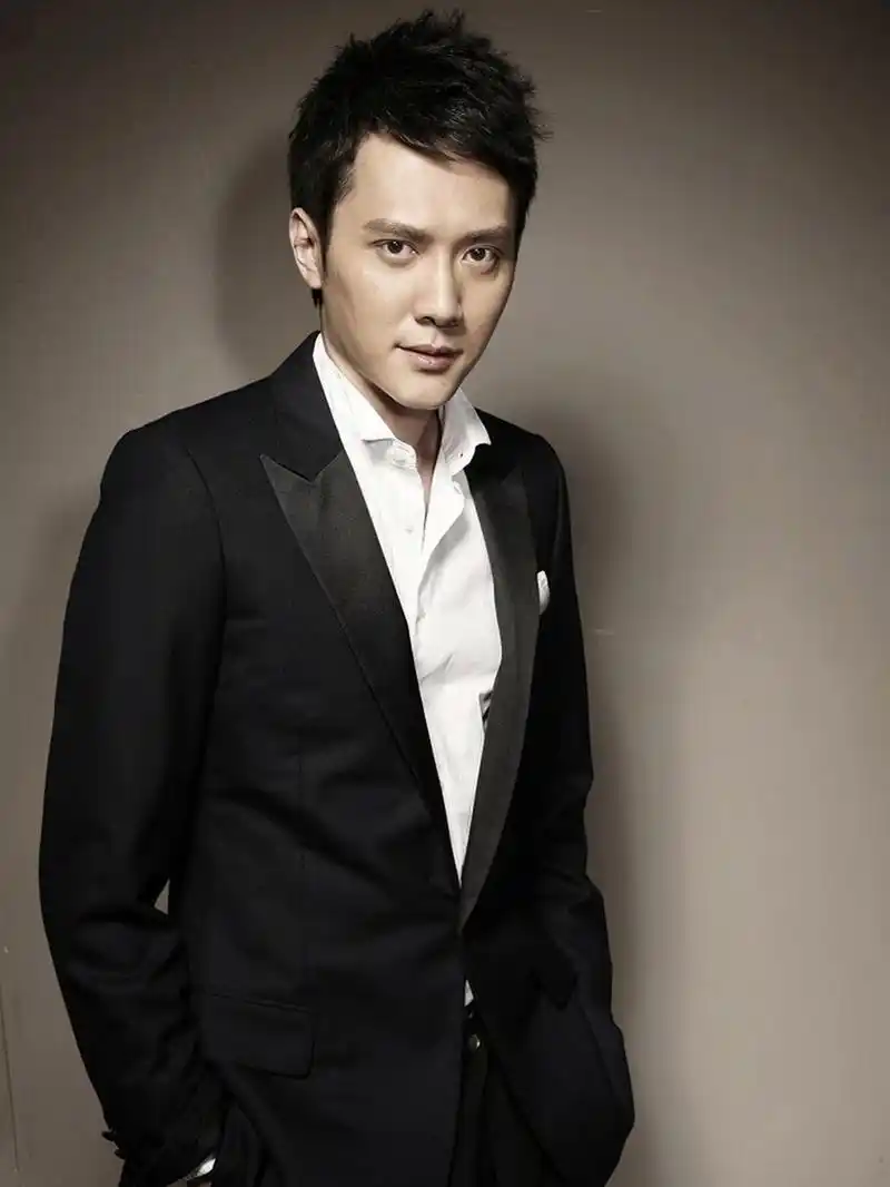 冯绍峰,原名冯威,1978年10月7日出生于上海市,中国内地男演员,毕业于