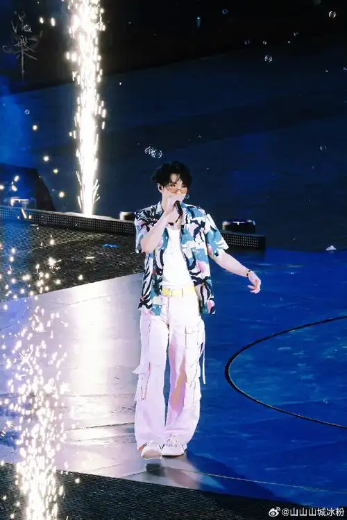 也证明了身高没有虚报地铁的门有多高呢    #严浩翔进地铁要弯腰