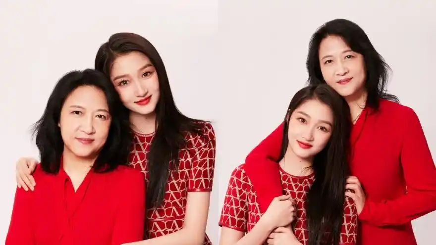 关晓彤晒和妈妈新年贺岁照 母女演值超高氛围温馨