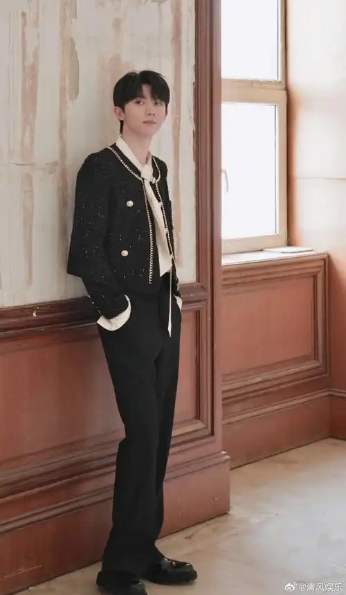 马嘉祺眼神好狠#马嘉祺新三专最新大片,一身黑色西装好贵气,这个眼神