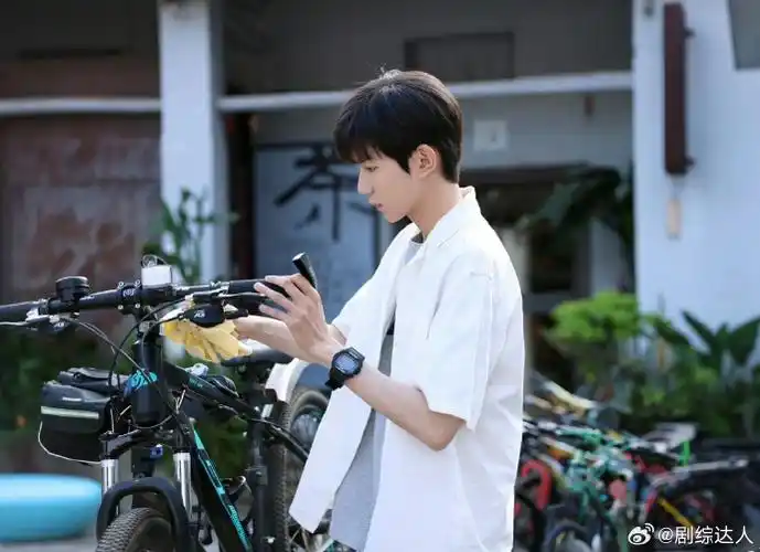 因为王源是童星出道,所以缺席了很多校园时光,高远