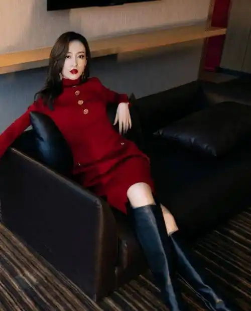 王鸥穿时尚裙热舞,身材发福腿部肌肉明显,终于相信她快奔四了_造型