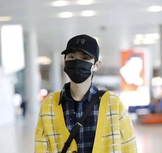 汪苏泷变行走的"小黄鸭"!