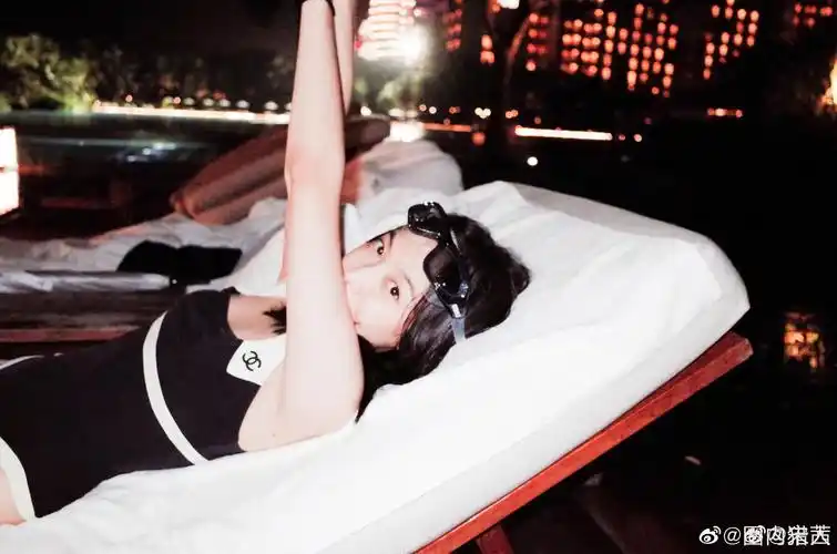 宋茜晒泳池边美图,身穿黑白连体泳装身材姣好