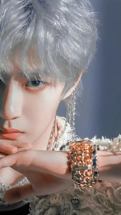 内娱银发漫撕男#银发爱豆王一博,冷面帅哥好爱一眼万年,一秒沦陷薪沣