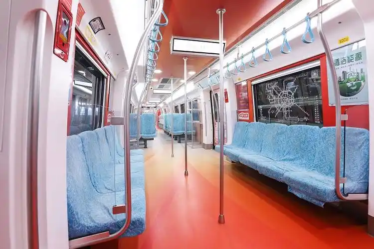成都地铁18号线"领航号"主题列车车内实景.jpg
