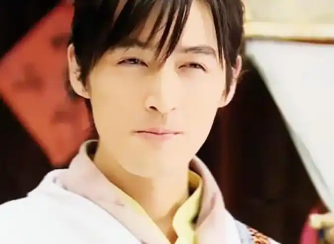 把父母纹在心上,把盔甲纹在臂膀,胡歌你的故事何时能与人分享?