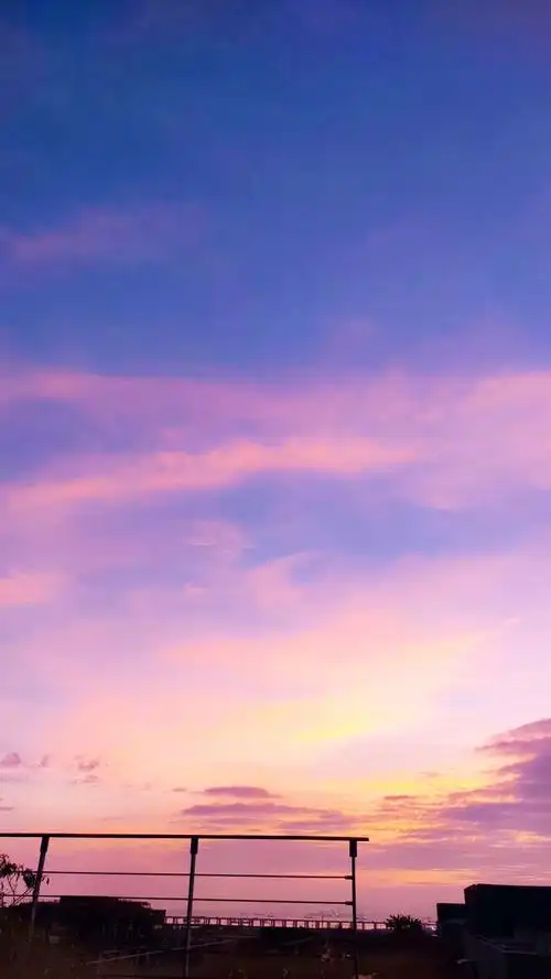 当我们在黄昏时平视远方看到一抹粉红色的夕阳一望无际的晚霞披上了