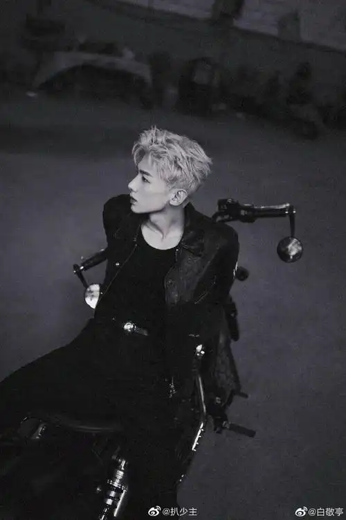 白敬亭机车大片花絮##白敬亭晒库存机车造型图