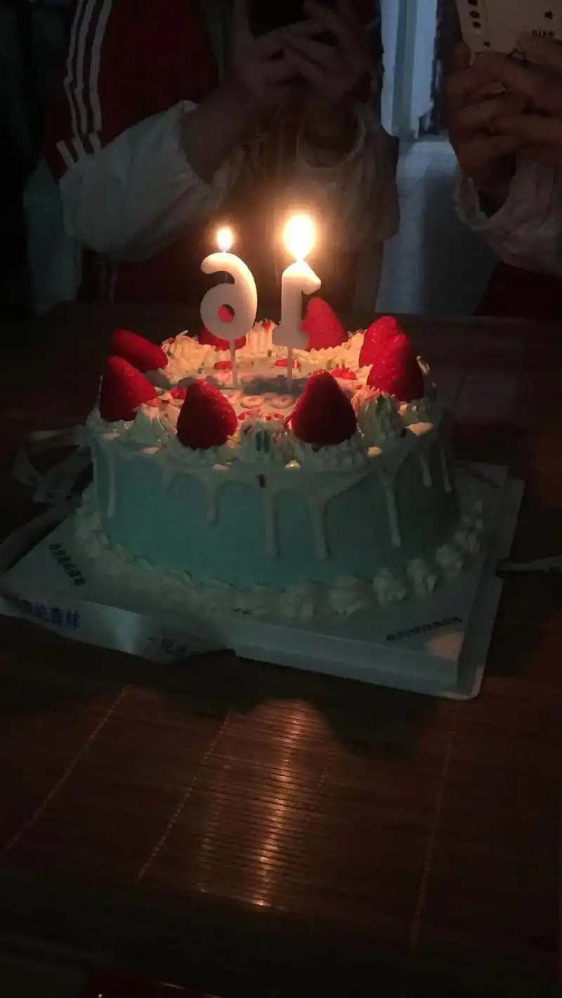 在寝室给老班过生日.嘿嘿嘿#生日 #女高@j-c - 抖音