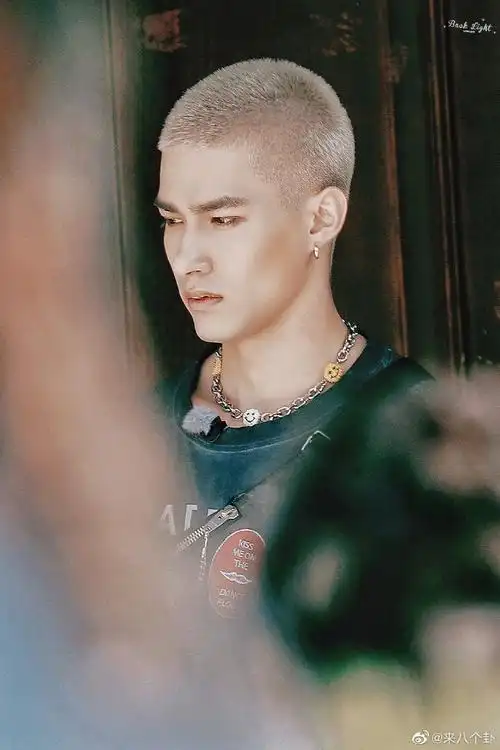 米卡 into1门面主唱